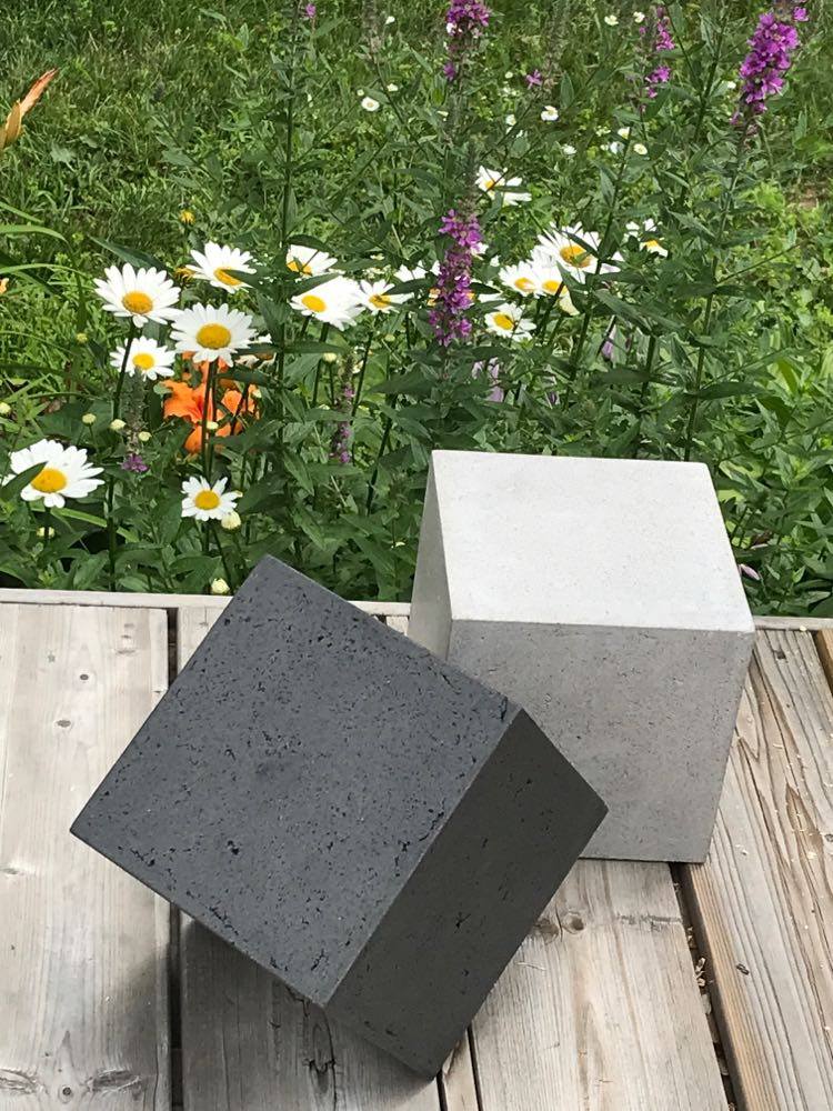 Cube en béton, pot de fleurs ou table