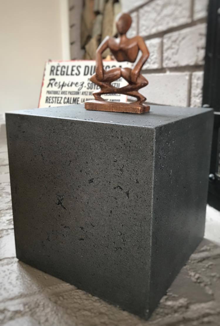 Cube noir en béton